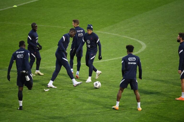 joueurs de l'équipe de france qui joue au foot